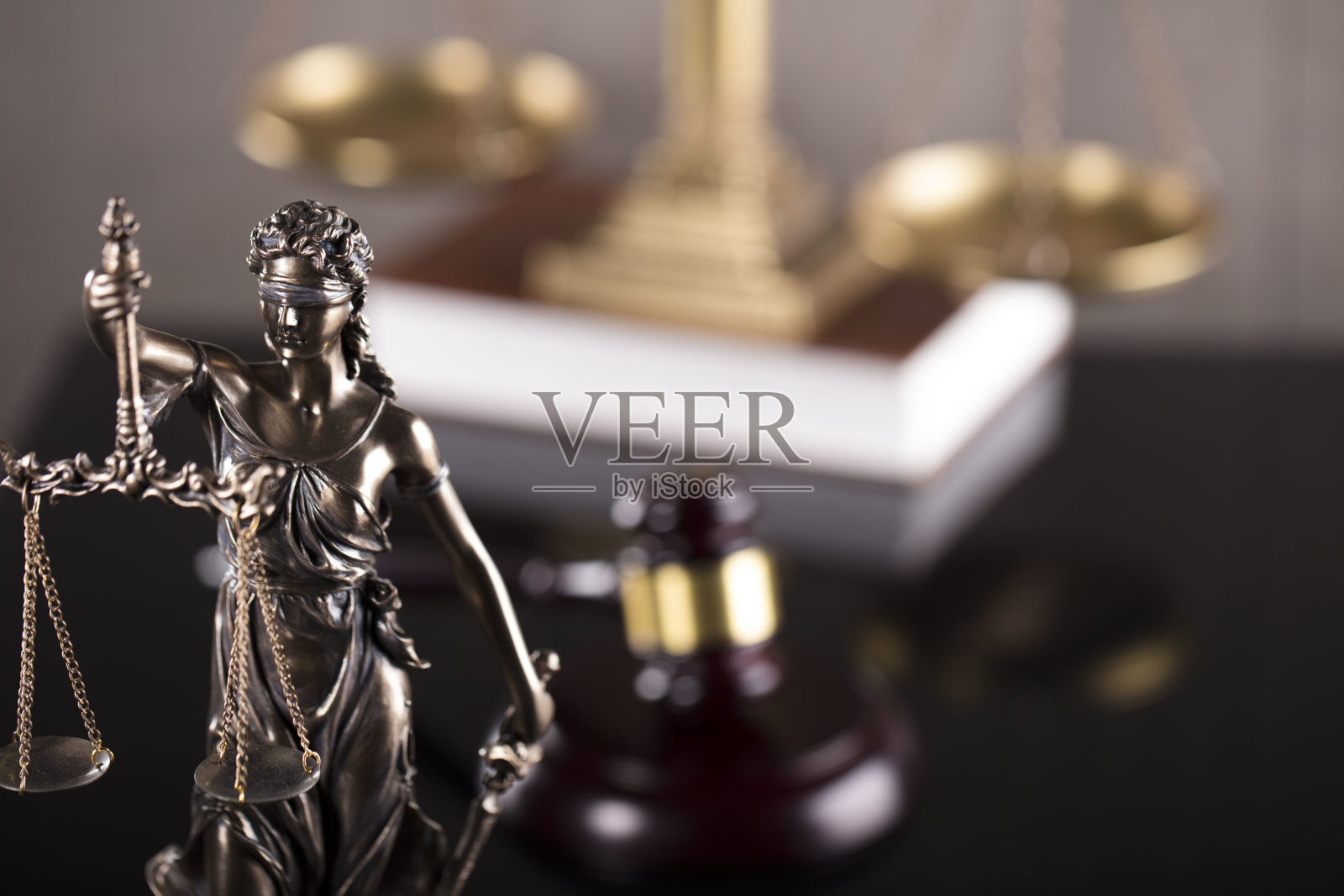 法律概念：法官木槌、书籍、正义天平灰色石材背景照片摄影图片