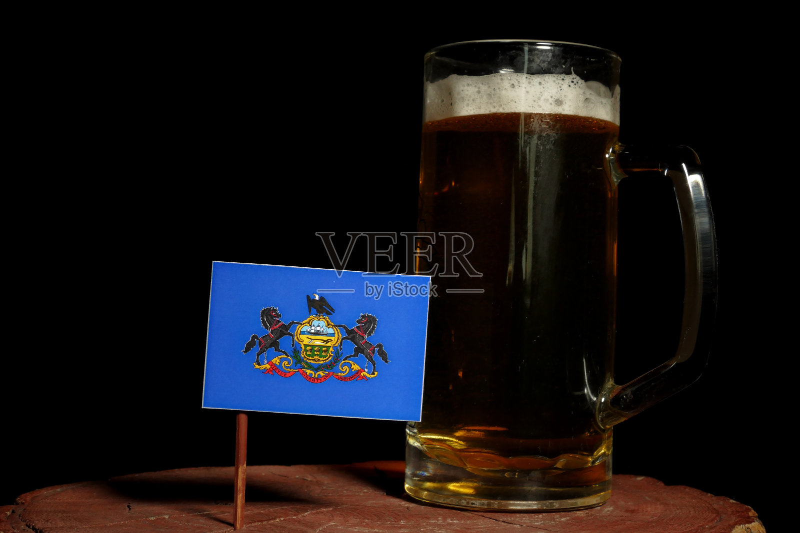 宾夕法尼亚州国旗与啤酒杯孤立在黑色背景照片摄影图片