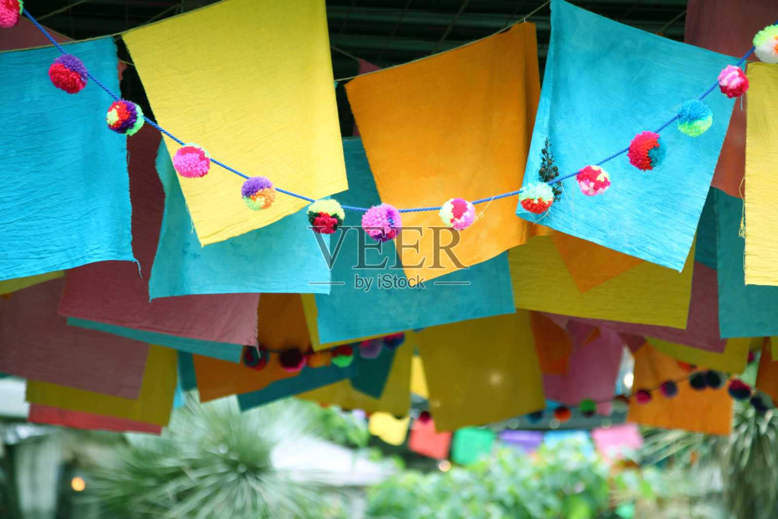 游园会上的彩旗照片摄影图片