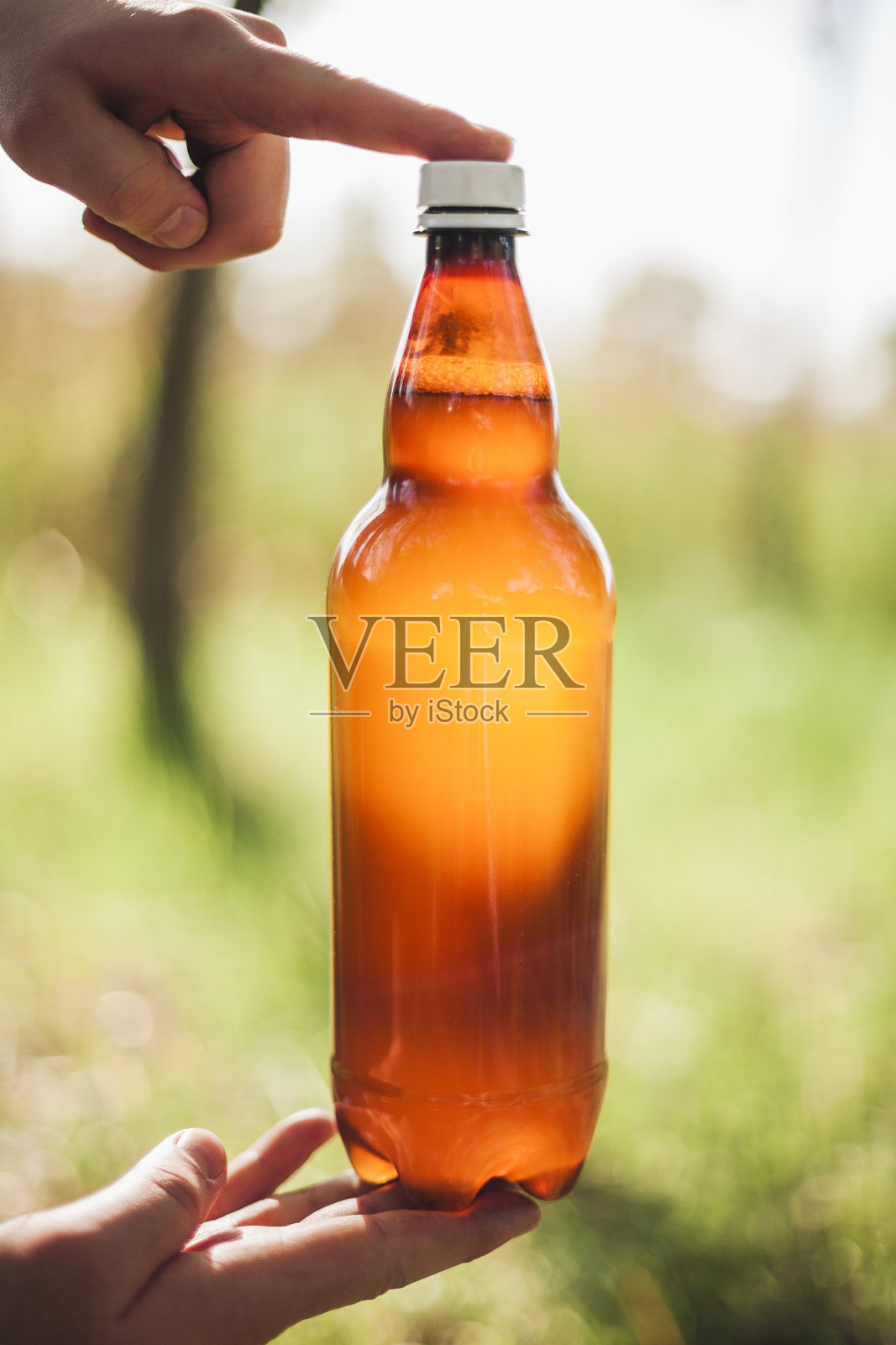 拿着一瓶啤酒的男人照片摄影图片