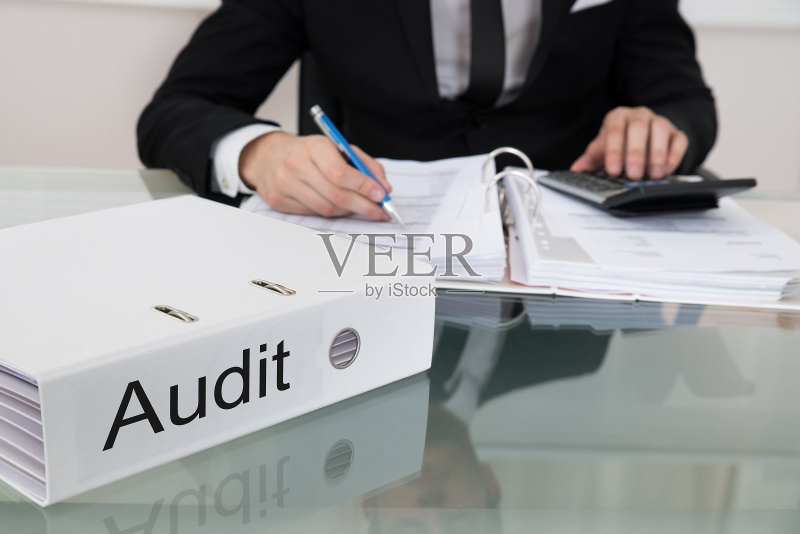 商人在办公桌上计算税金照片摄影图片