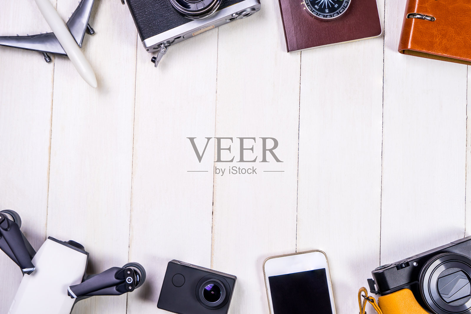 旅行配件和小工具与白色木制副本空间在中间照片摄影图片