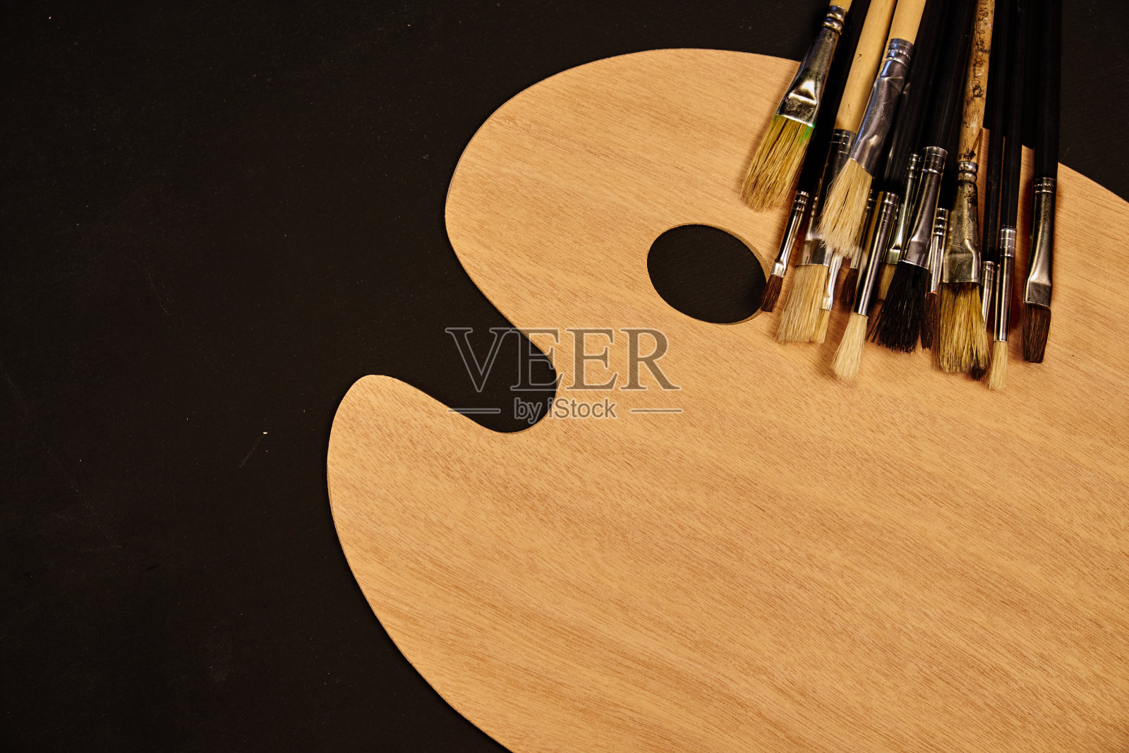 许多笔刷和干净的调色板与复制空间照片摄影图片