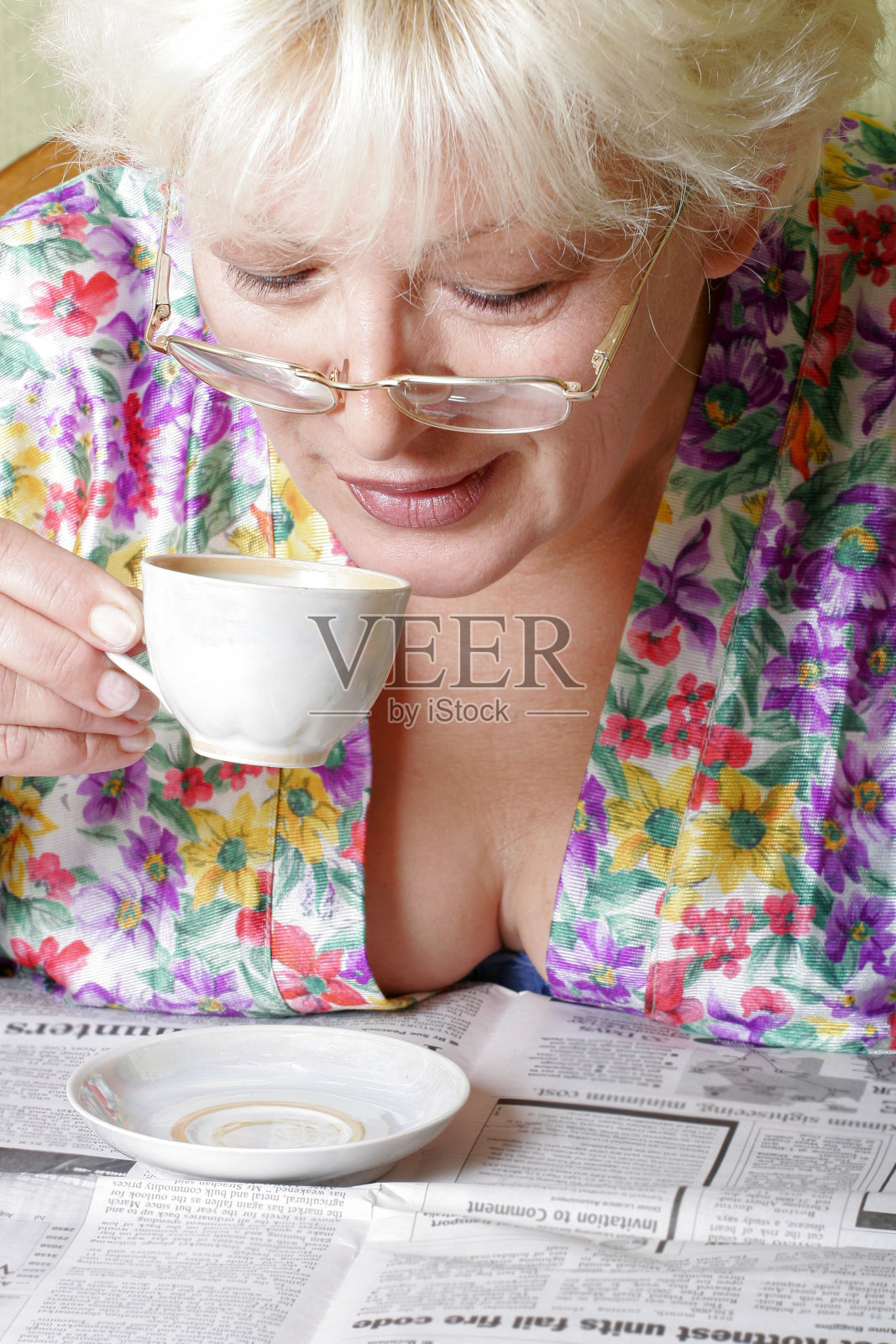 早间新闻和咖啡照片摄影图片