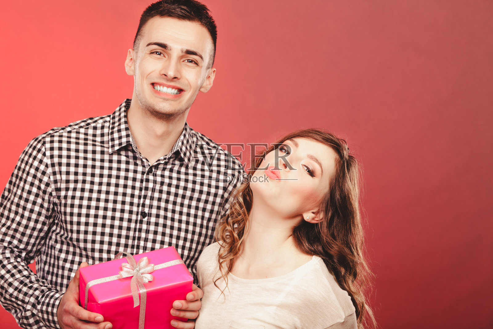 快乐浪漫的情侣和礼物照片摄影图片