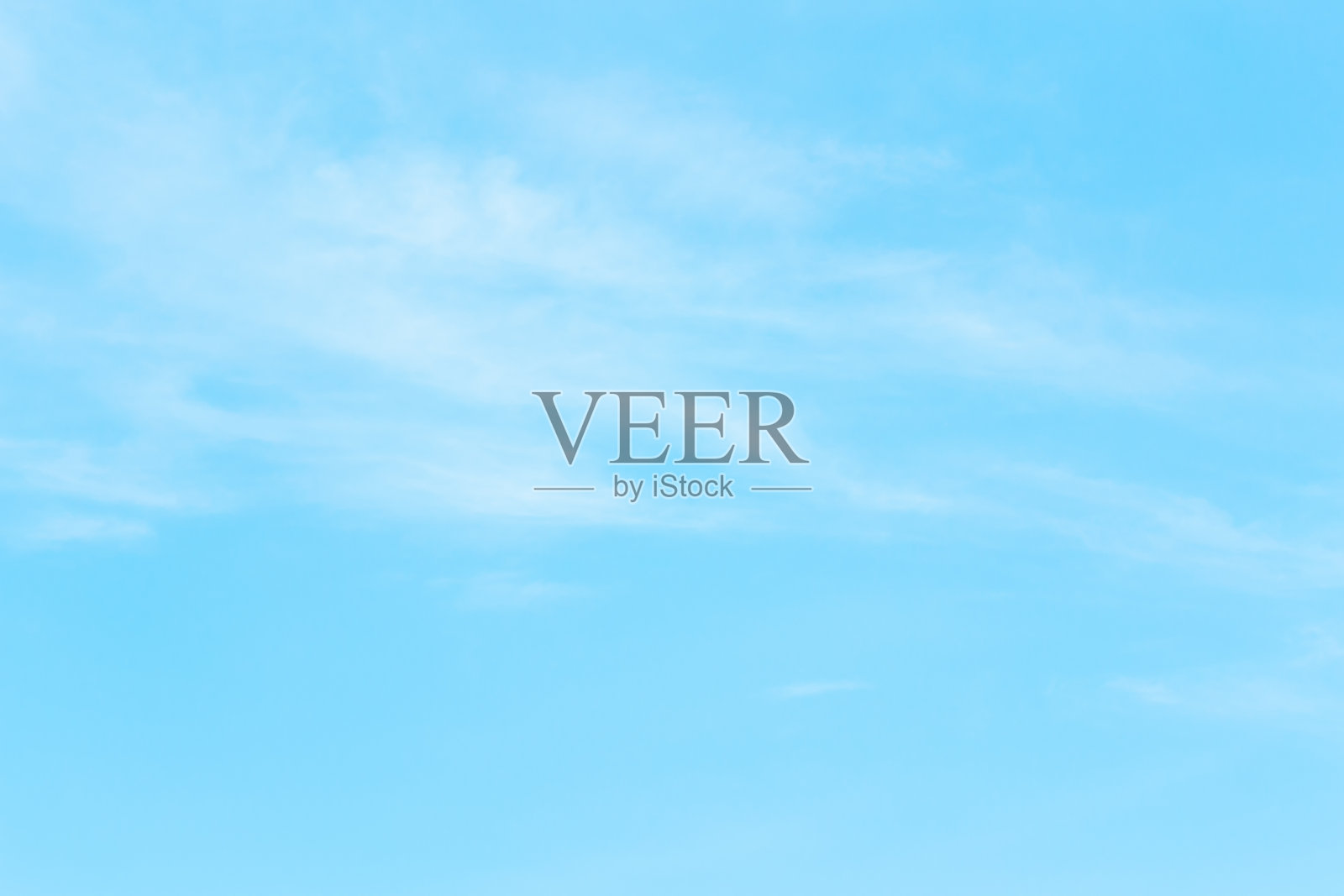 在晴朗的日子里，漂浮在空中的云是很吸引人的景象。照片摄影图片