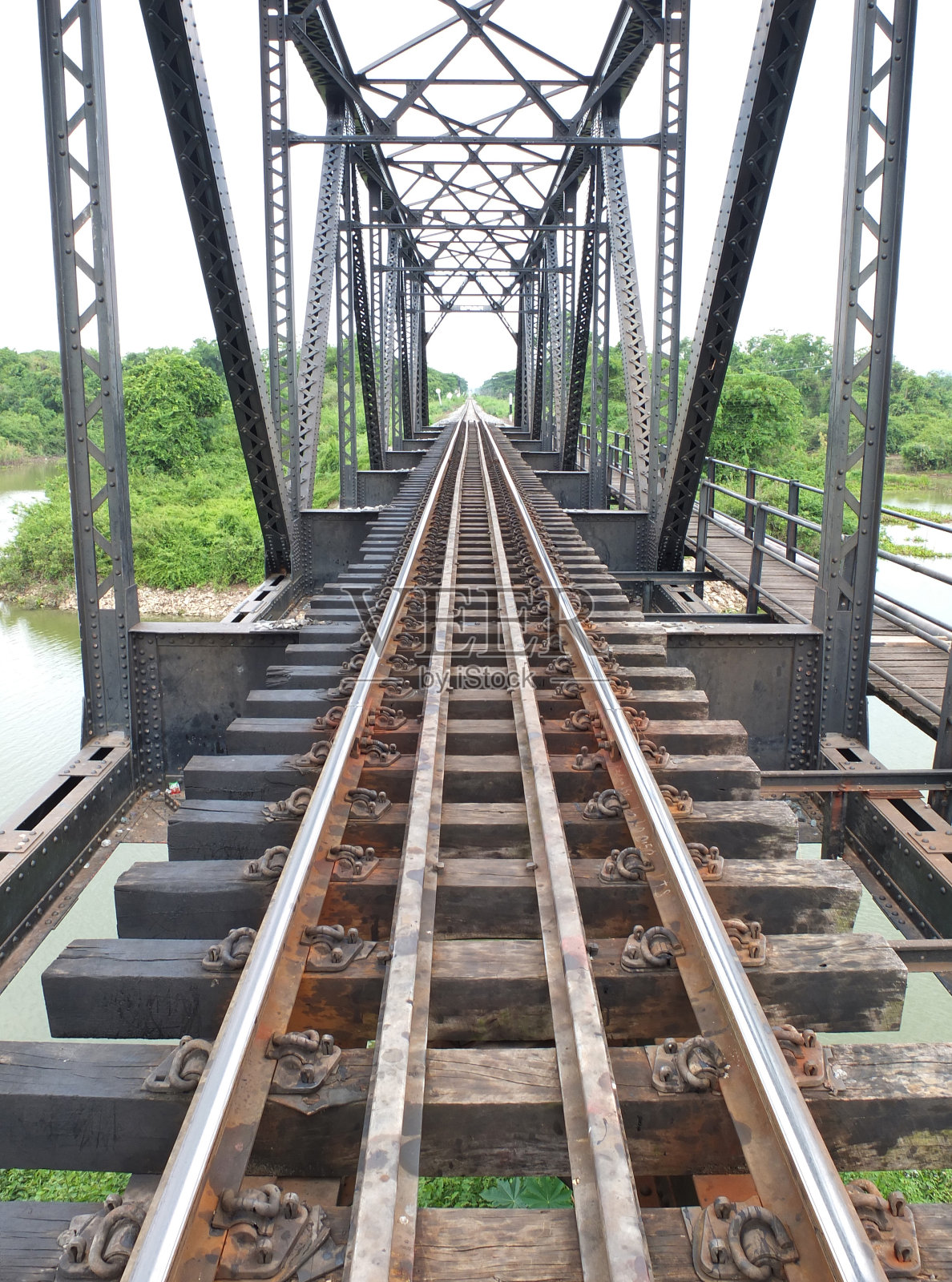 泰国河上的铁路桥。照片摄影图片