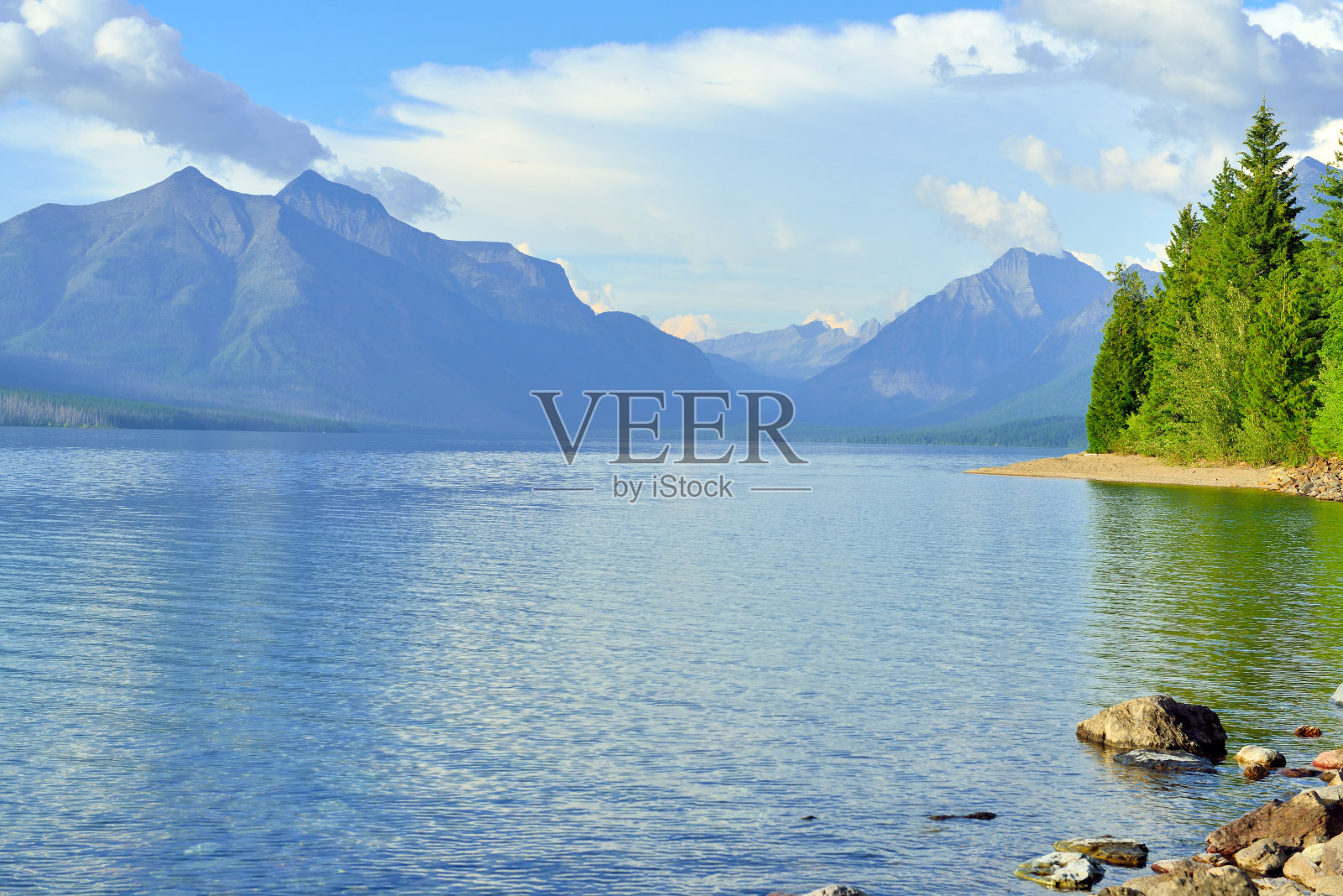 冰川国家公园的山脉和麦克唐纳湖照片摄影图片