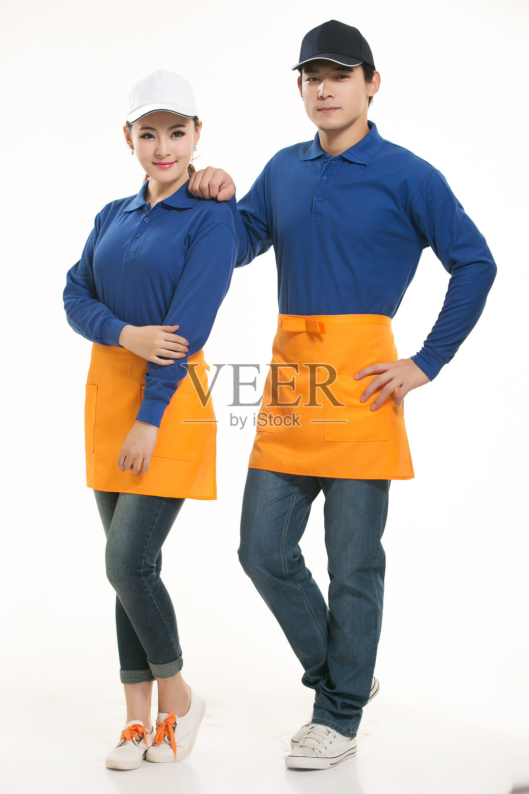 穿着各种T恤的男服务员站在白色背景前照片摄影图片