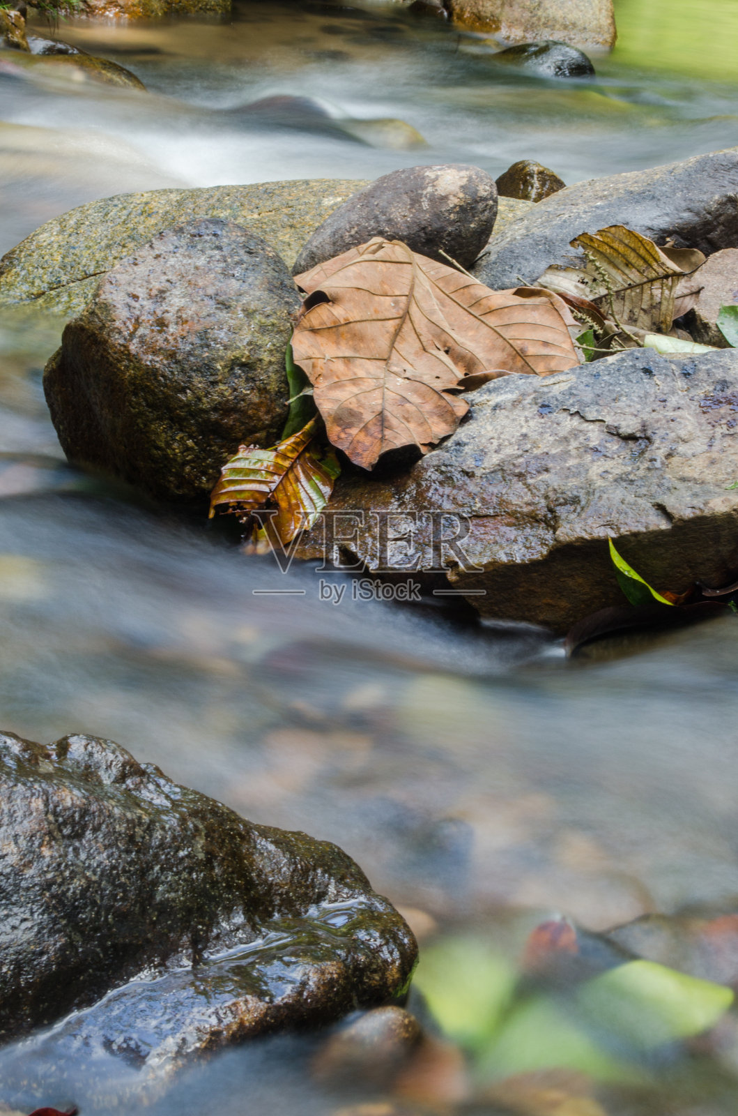 封闭的岩石形成的河流。照片摄影图片
