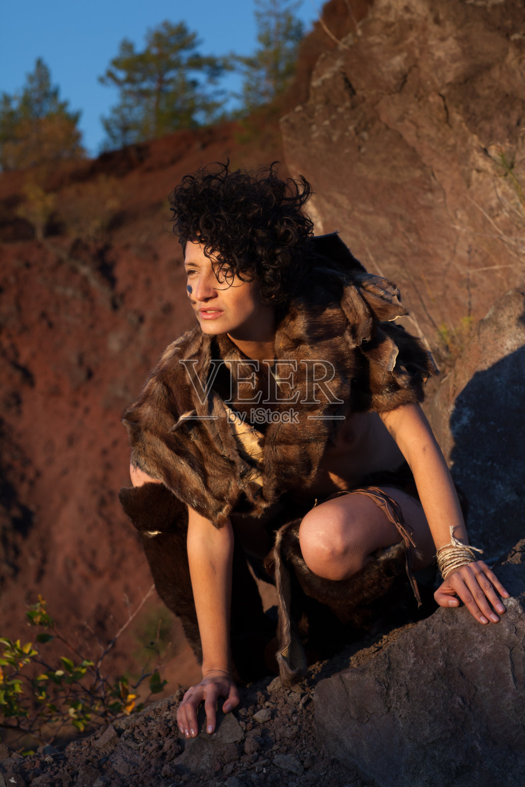 异国情调的穴居女人狩猎照片摄影图片