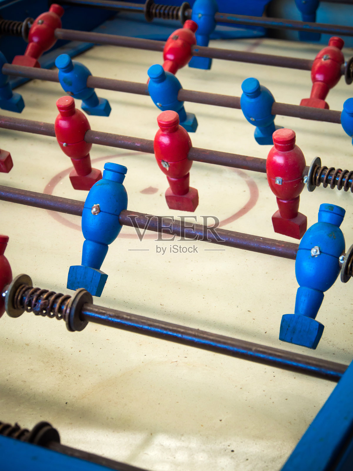 红色和蓝色球员的足球桌比赛照片摄影图片