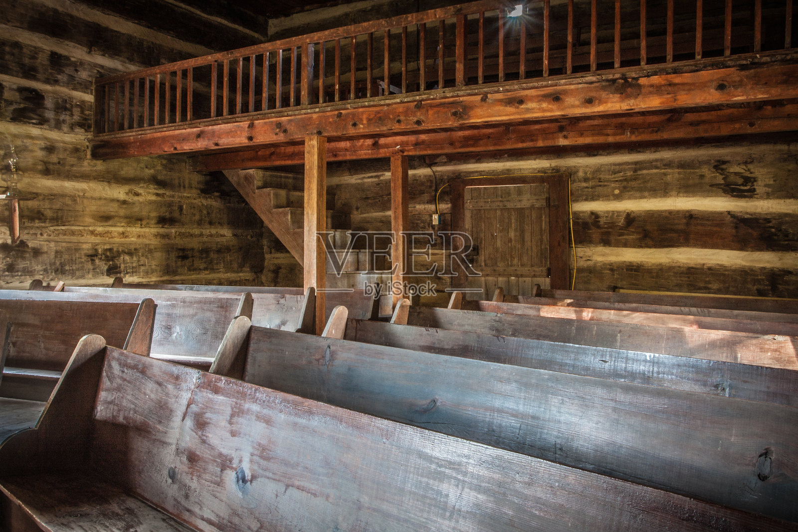 旧乡村教堂的内部照片摄影图片