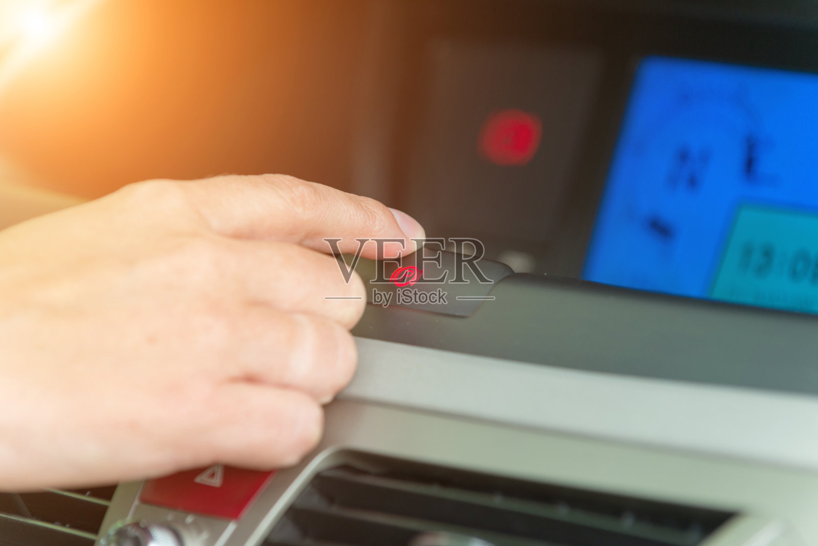 打开电动驻车闸照片摄影图片