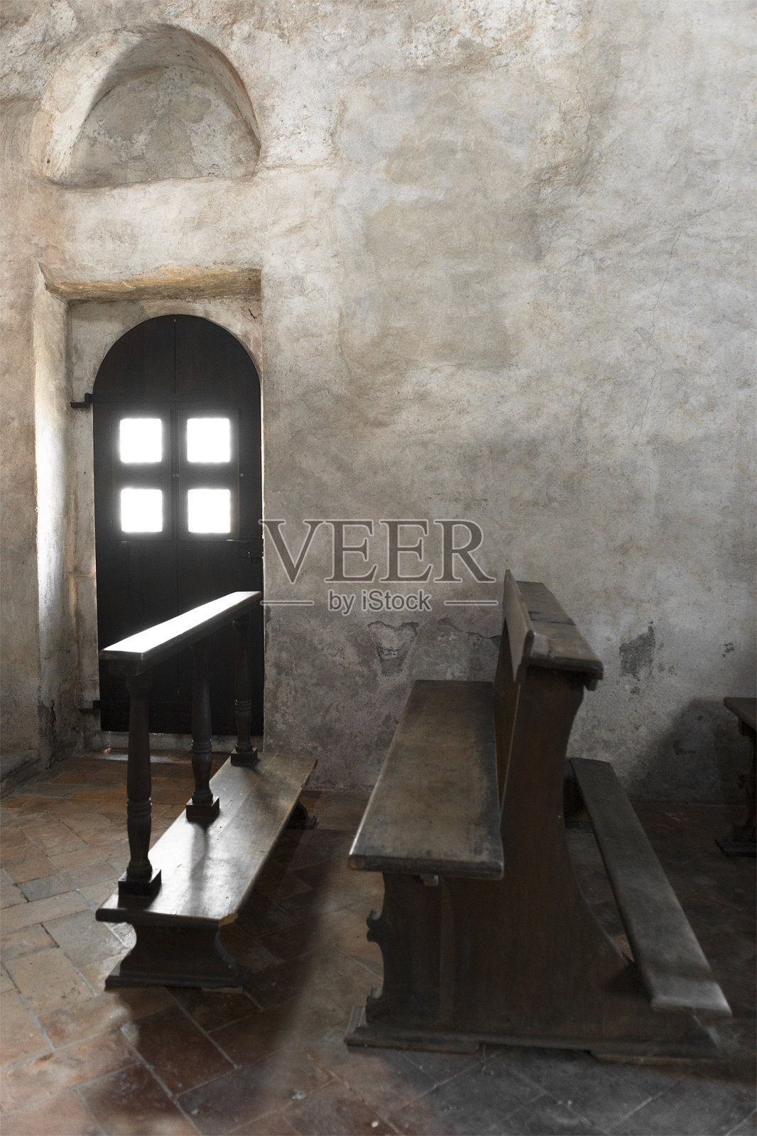 古老教堂的旧门和长凳照片摄影图片