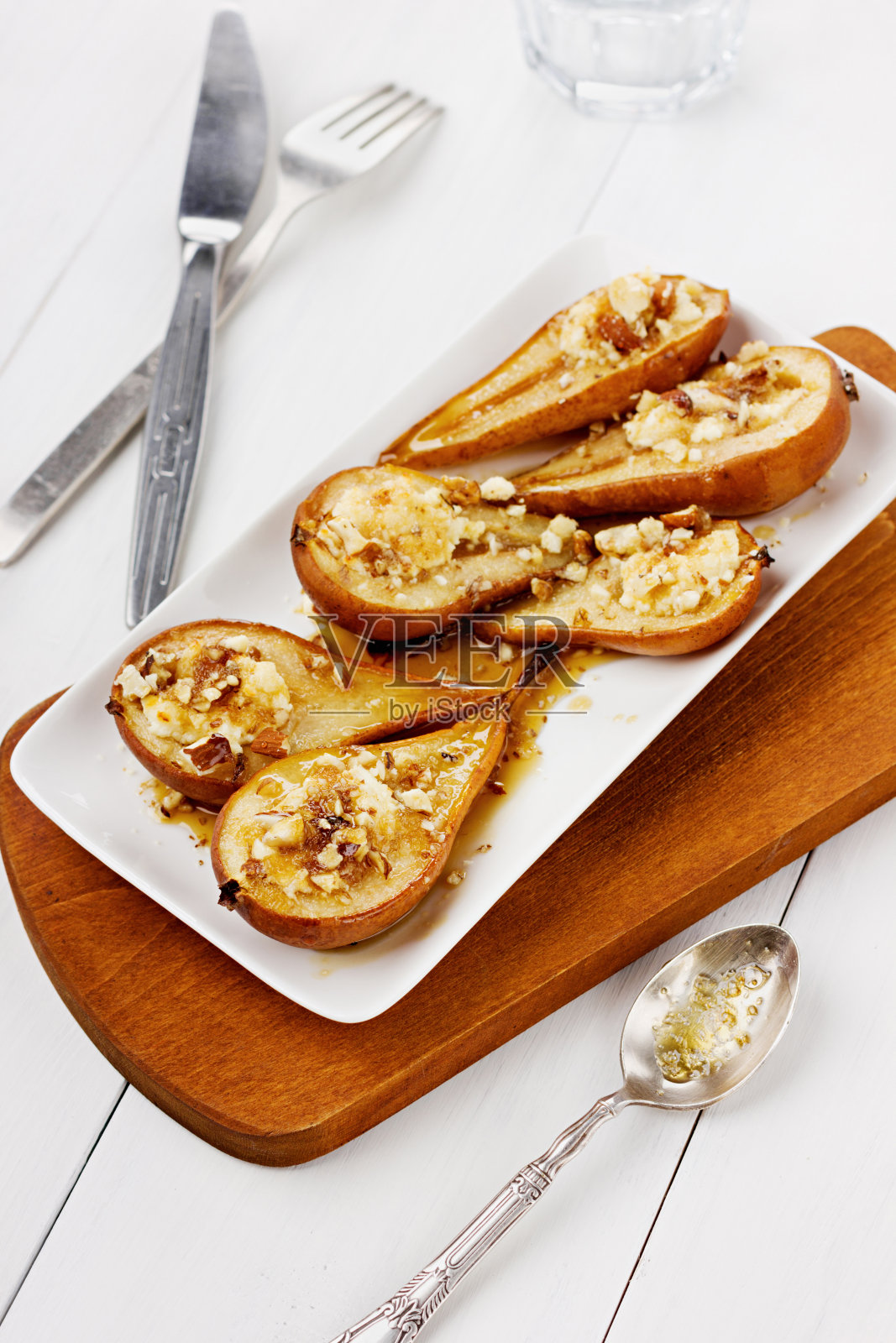 甜点是带蜂蜜的烤梨照片摄影图片