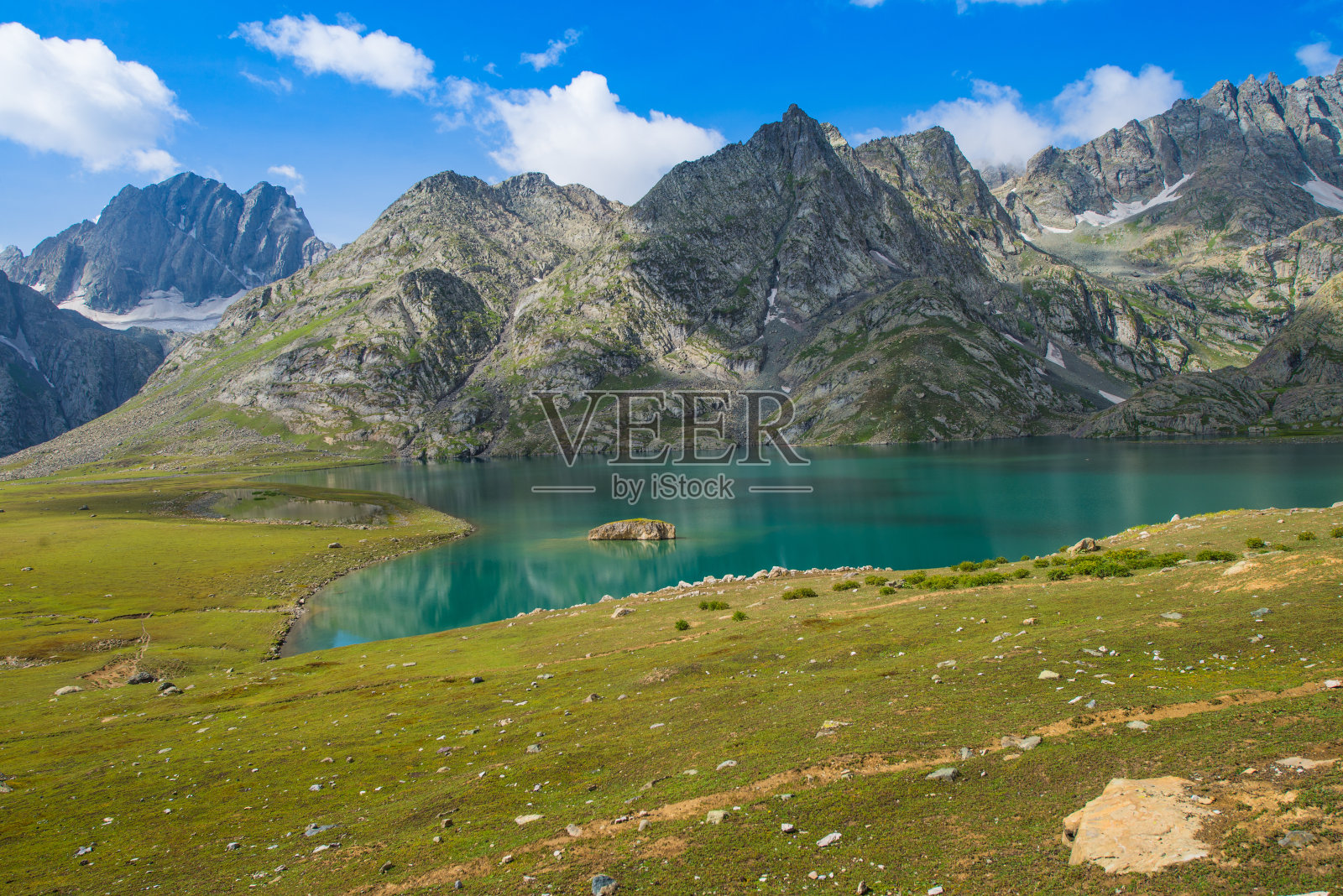 喜马拉雅山的Kishnsar湖照片摄影图片