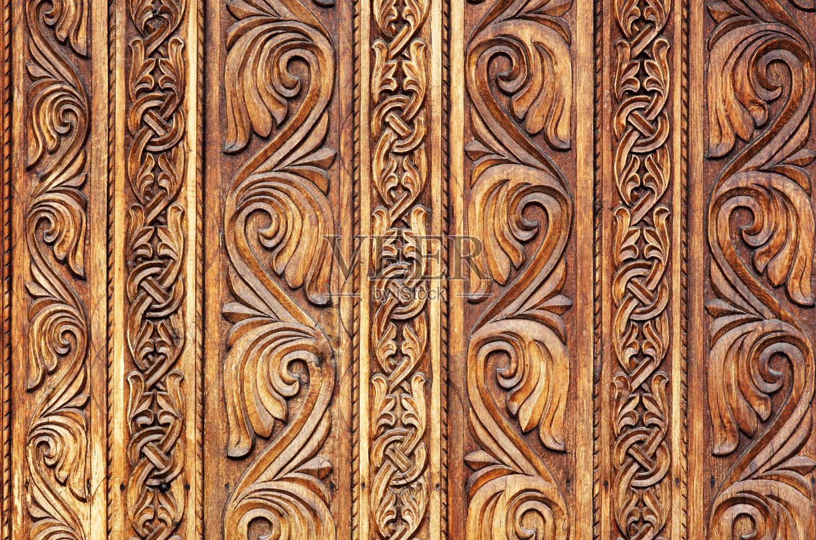 来自罗马尼亚的古老手工雕刻的木质修道院门照片摄影图片