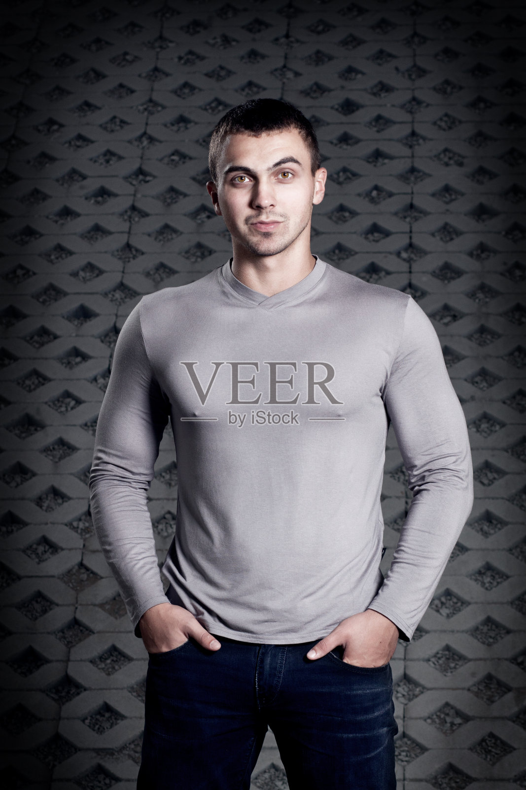 穿毛衣的年轻人照片摄影图片