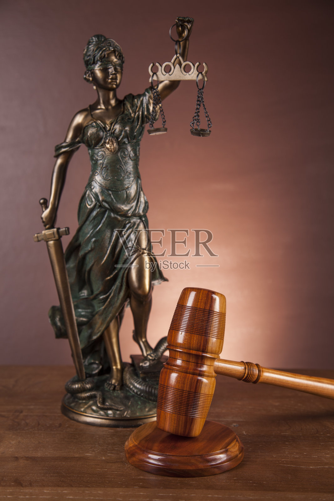 深色背景上的法槌与正义概念照片摄影图片