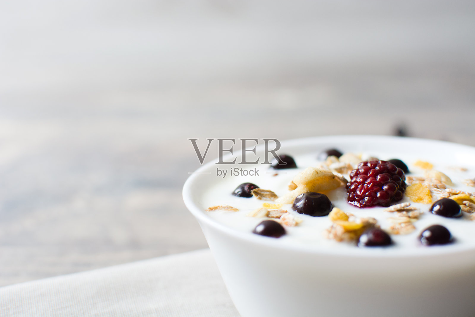 天然酸奶与新鲜浆果照片摄影图片