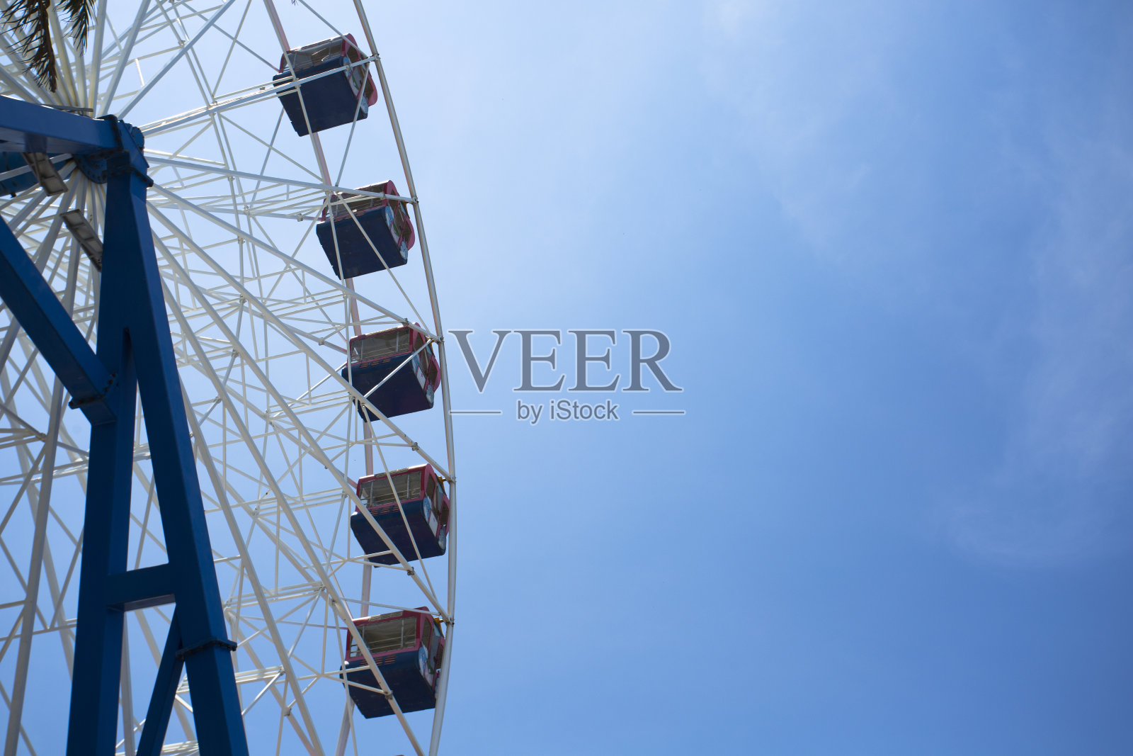 蓝色天空背景下的摩天轮照片摄影图片