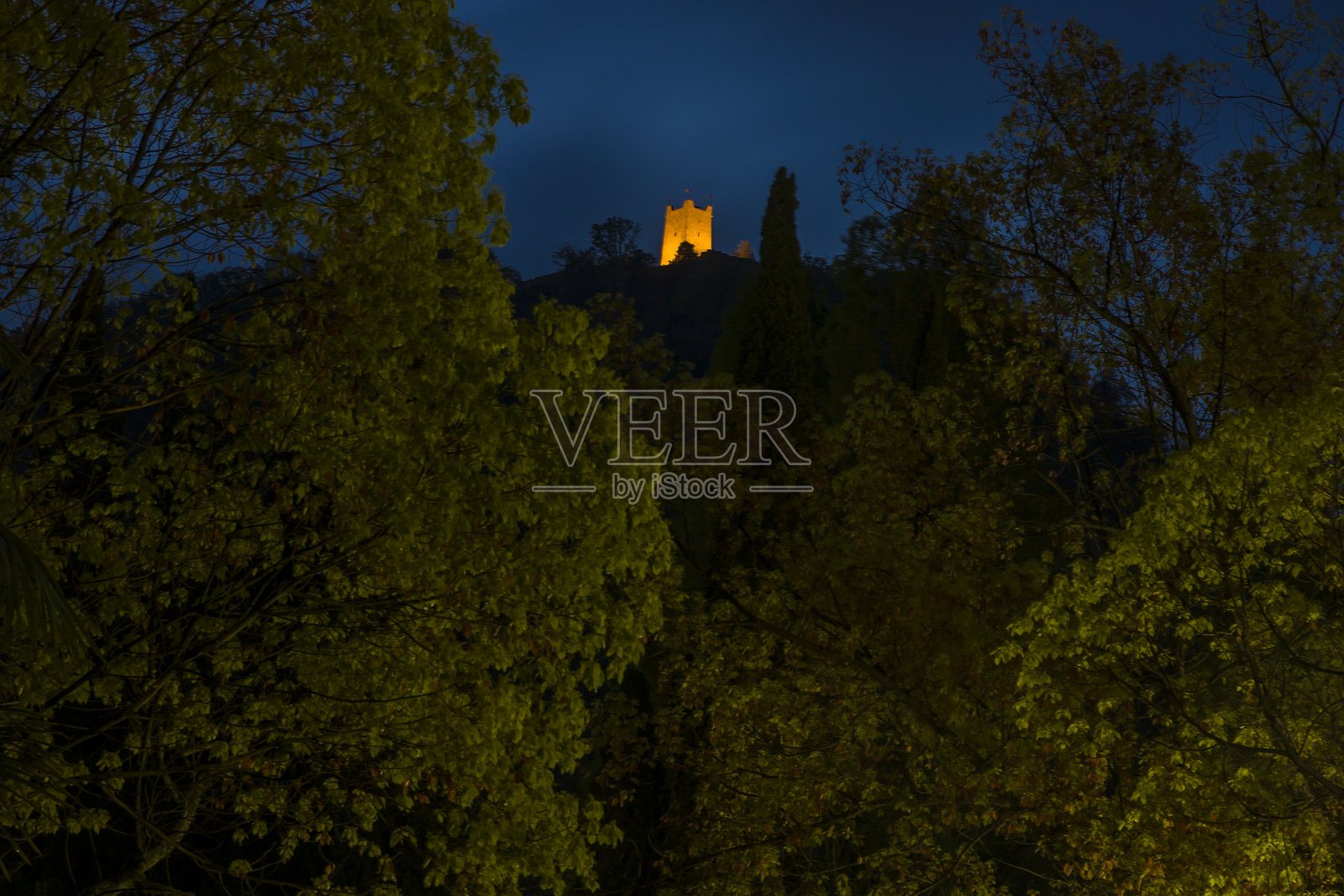 晚上在伊比利亚山上的阿纳科皮亚要塞照片摄影图片