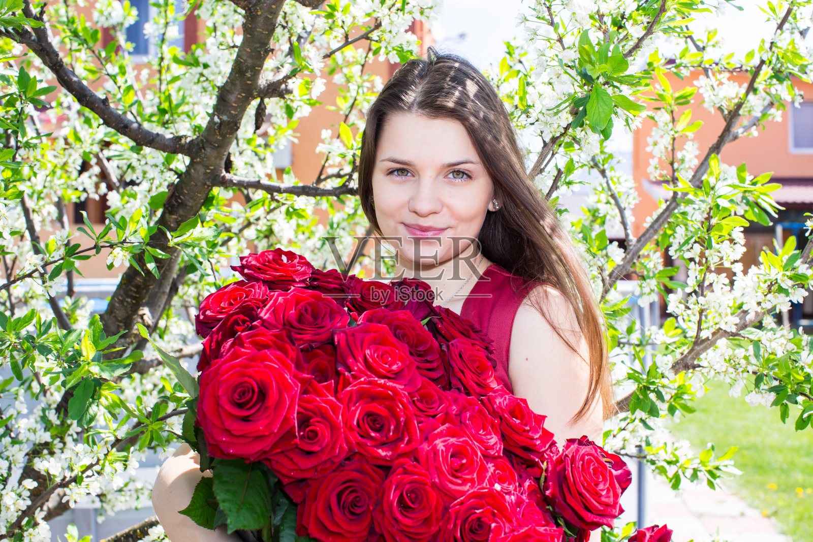 春暖花开，快乐女孩照片摄影图片