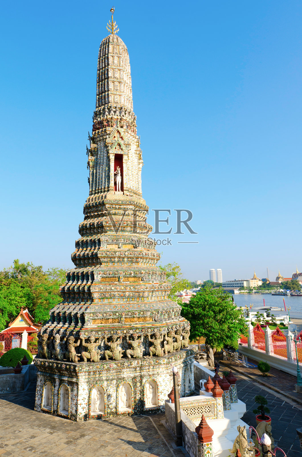 寺庙中的宝塔位于泰国河边照片摄影图片