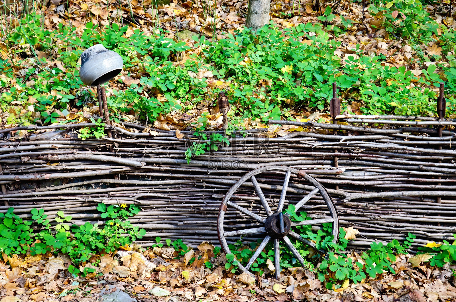 侧手翻栅栏照片摄影图片