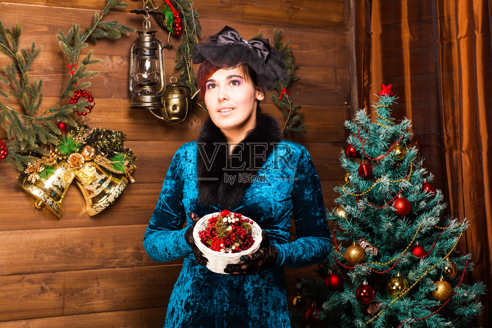 圣诞树旁的美女照片摄影图片