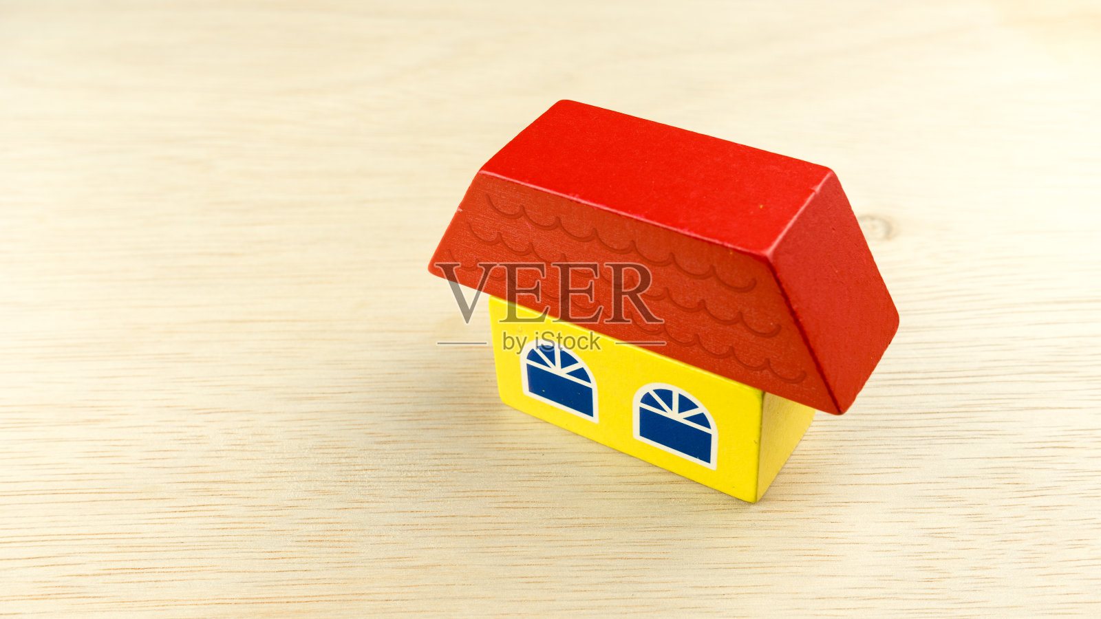 木质表面上的房屋形状的木块结构照片摄影图片