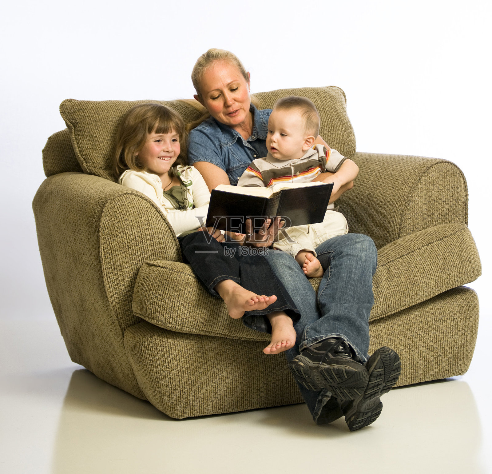 奶奶给孙子读故事照片摄影图片