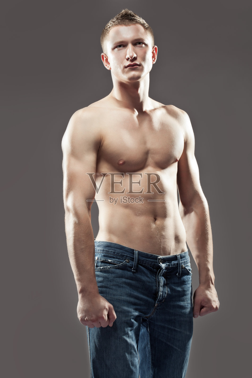 肌肉男摆出赤裸上身的姿势照片摄影图片