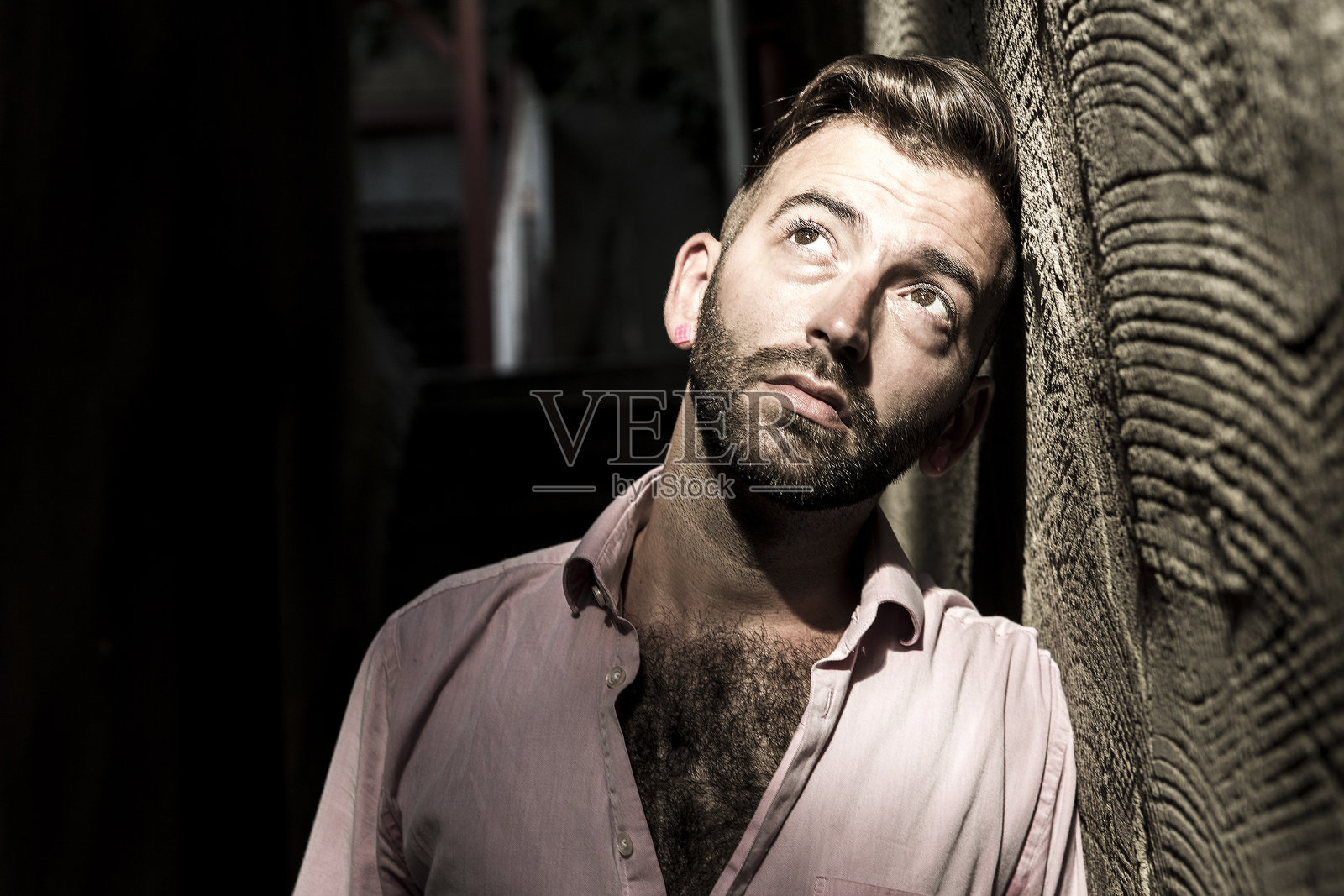 一幅痛苦中沮丧的年轻人的肖像照片摄影图片