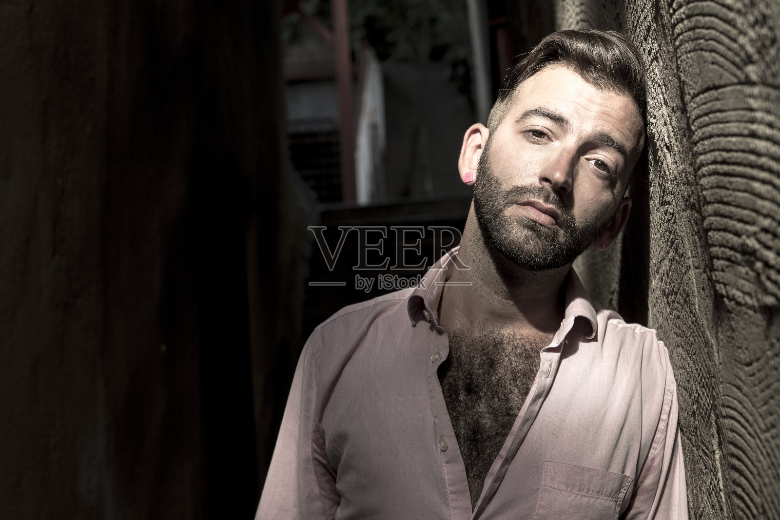 一幅痛苦中沮丧的年轻人的肖像照片摄影图片