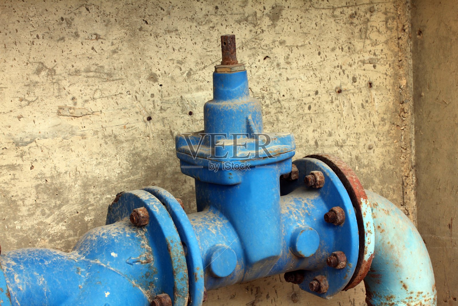 陈旧生锈的阀门和管道照片摄影图片