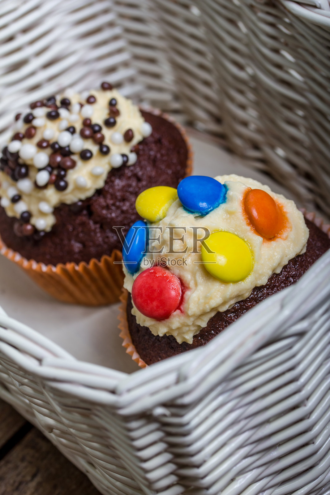 木盒里的两个馅饼照片摄影图片