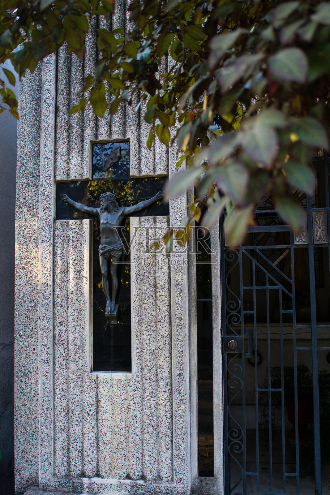 用十字架刻在花岗岩墙上照片摄影图片