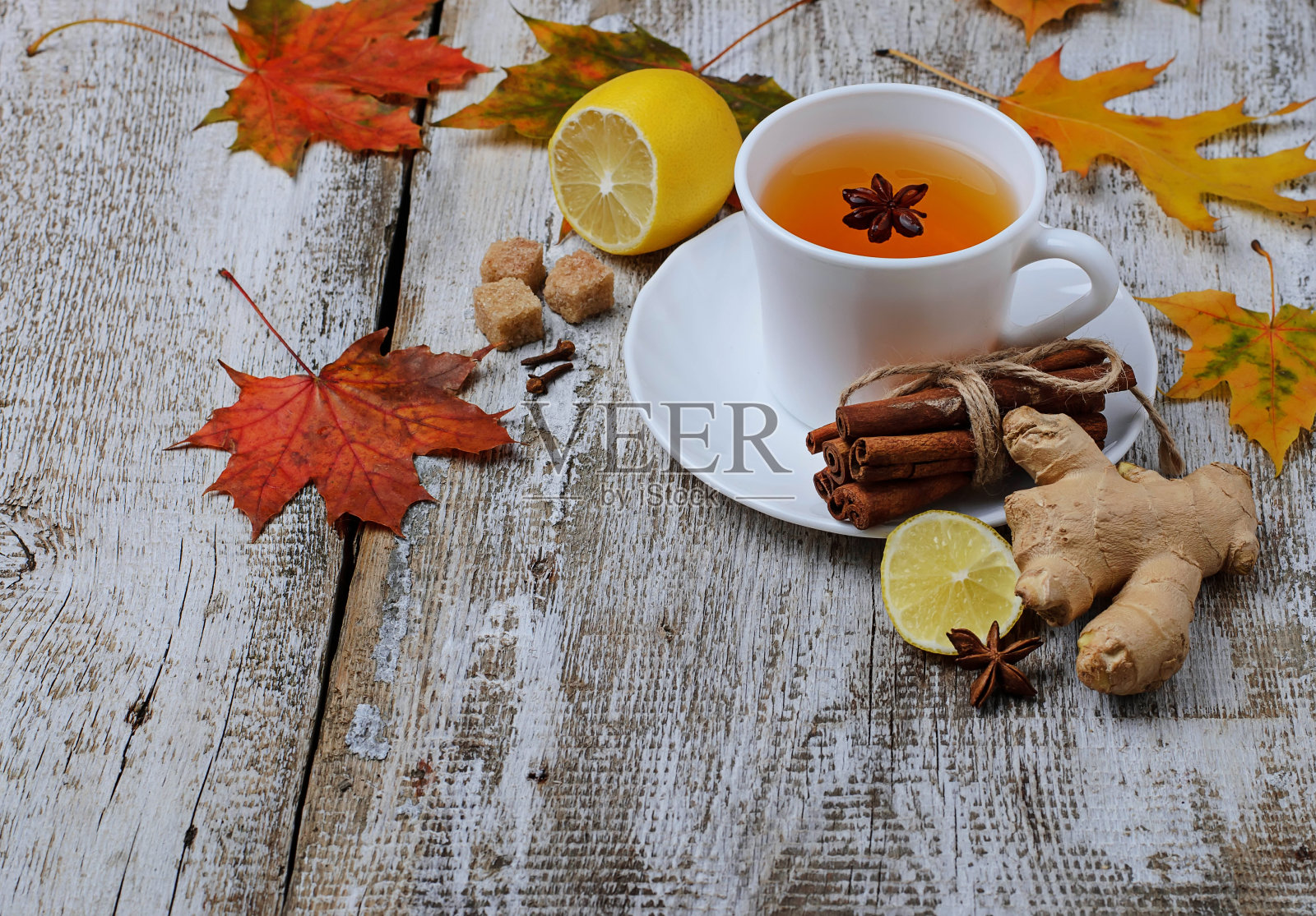 姜汁，柠檬汁，茶水，淡色背景照片摄影图片