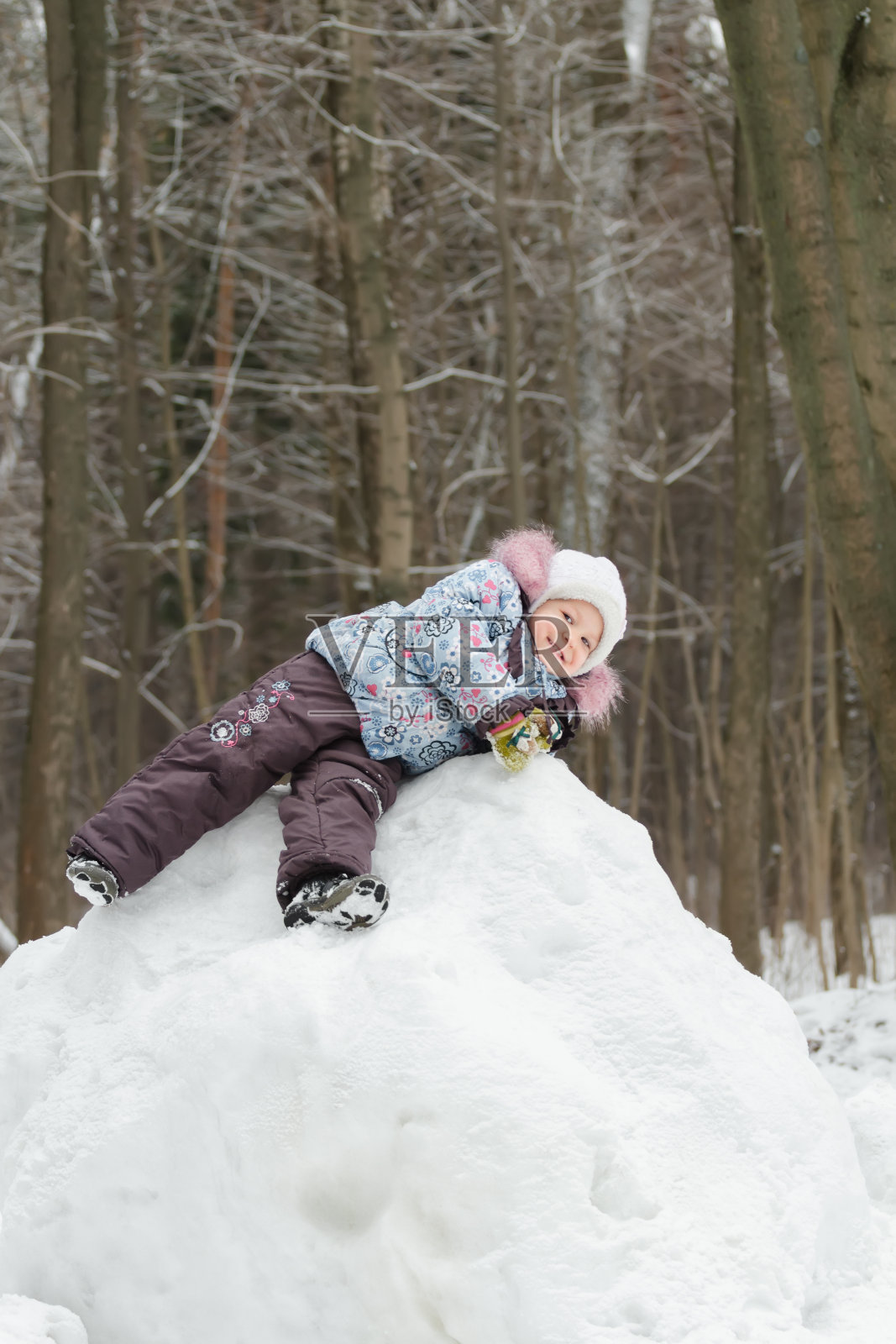 树岁的女孩在雪山在冬季公园照片摄影图片