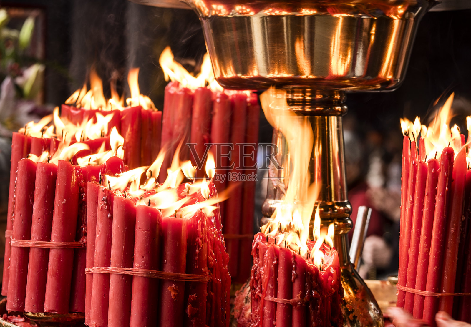 庙里的红烛照片摄影图片