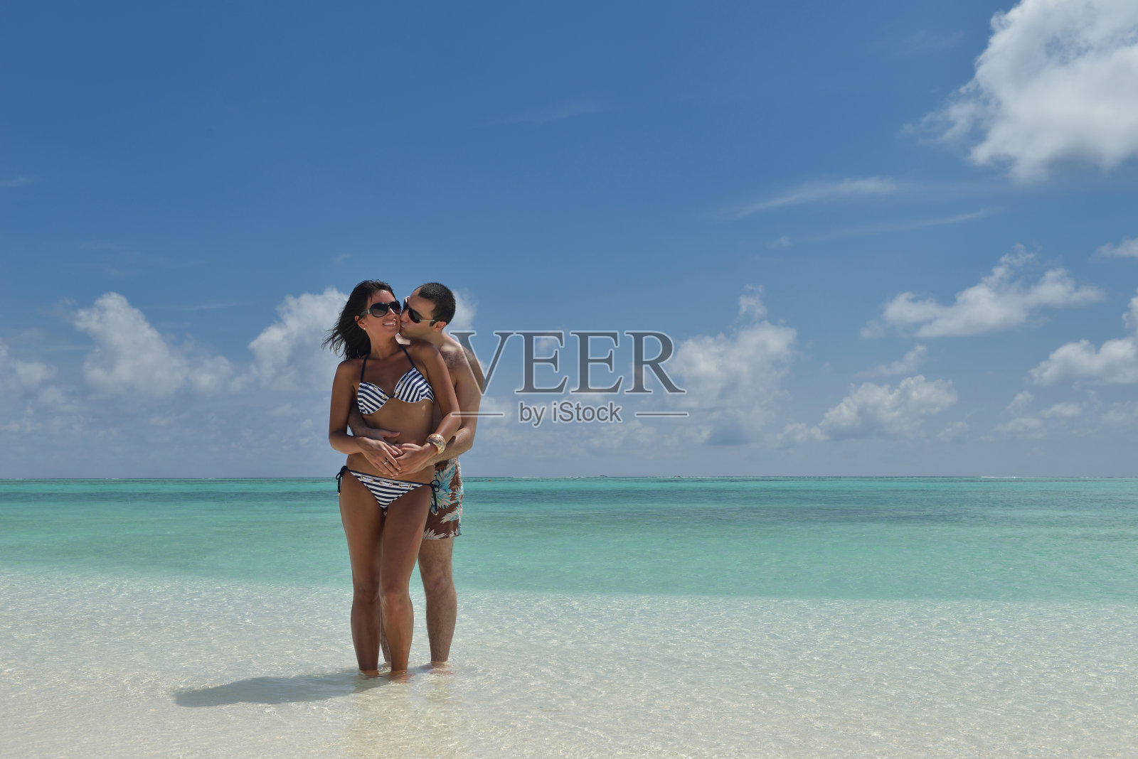 快乐的年轻夫妇在海滩上玩得开心照片摄影图片