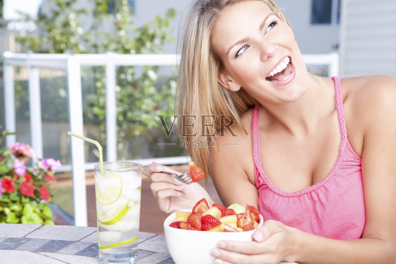 女性在户外吃水果喝柠檬水照片摄影图片