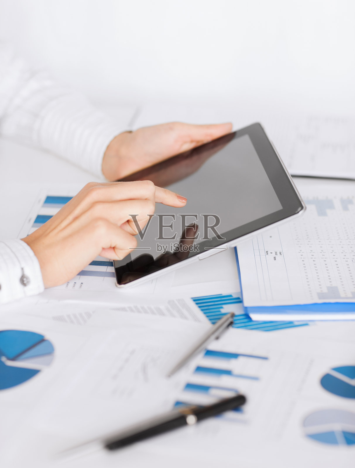 有平板电脑和图表的女人照片摄影图片