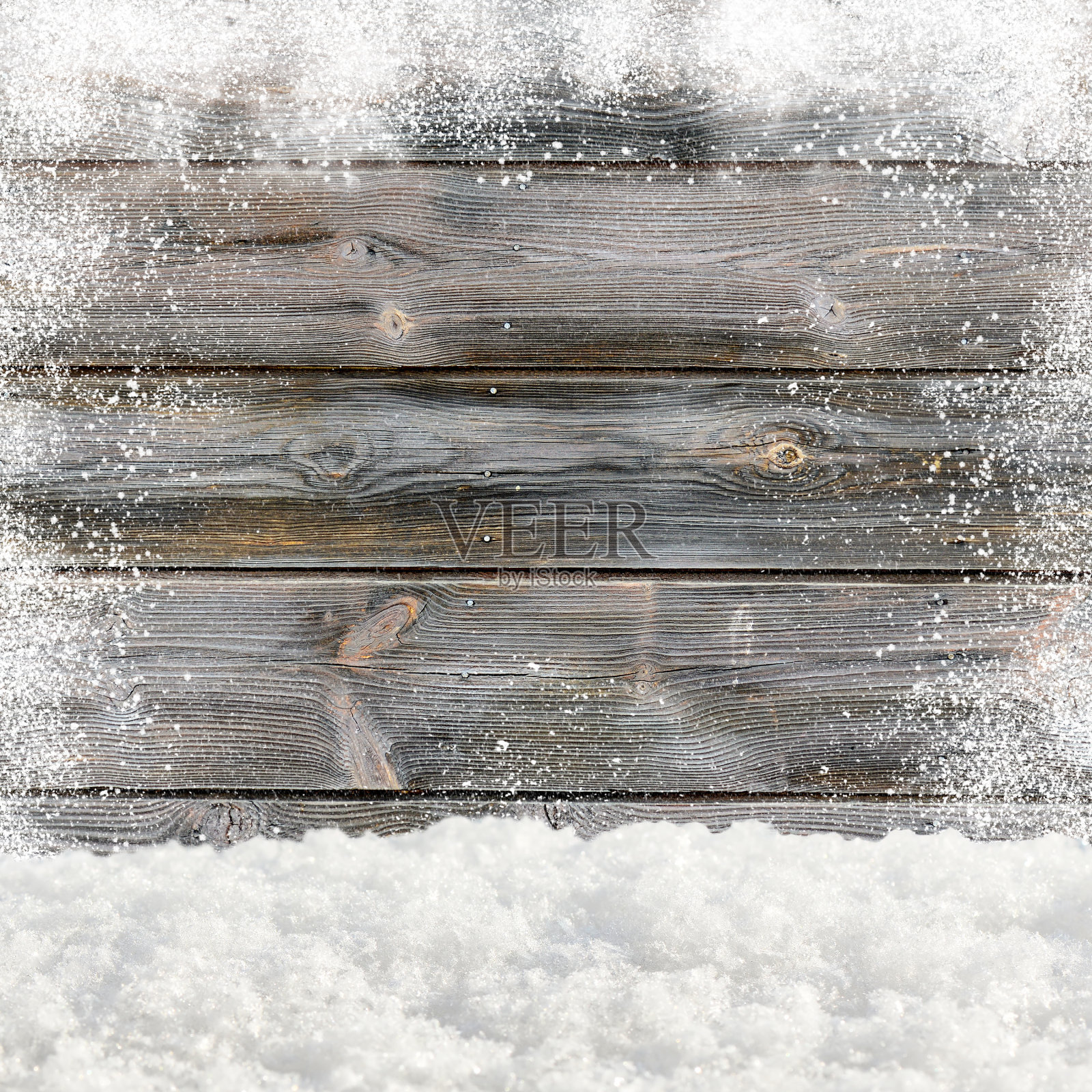 雪。背景是带有空白的老木墙照片摄影图片
