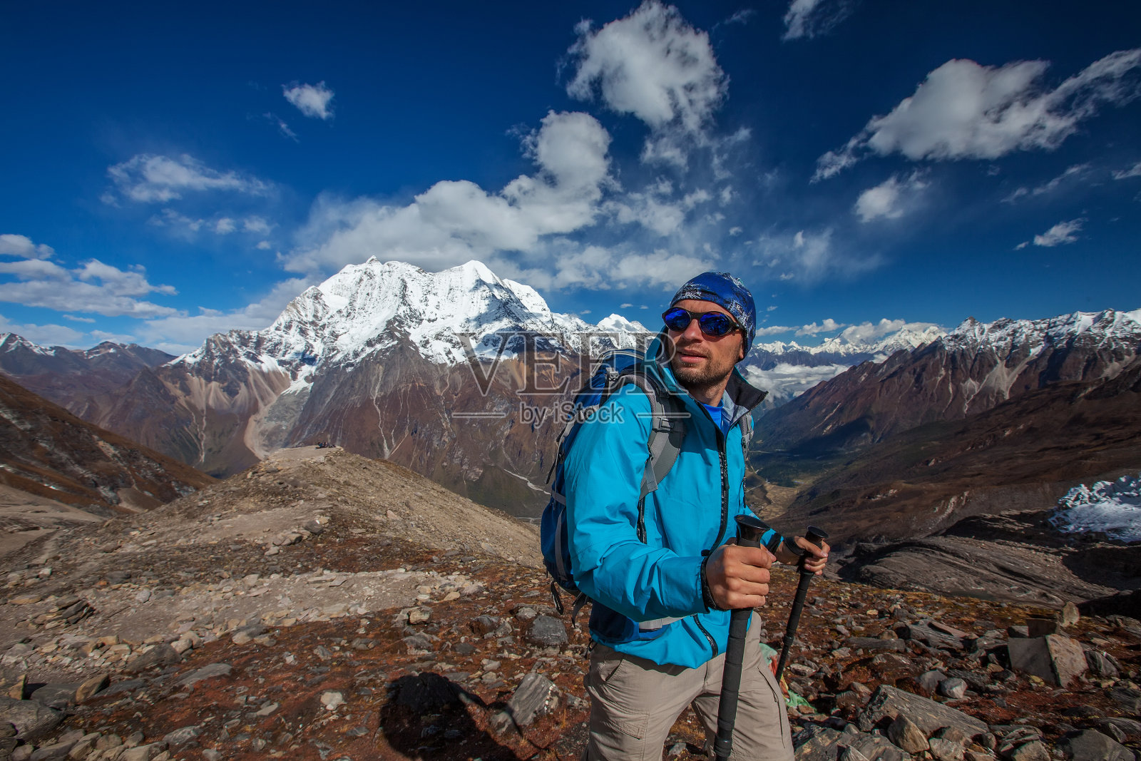 尼泊尔马纳斯鲁地区喜马拉雅山徒步旅行者照片摄影图片