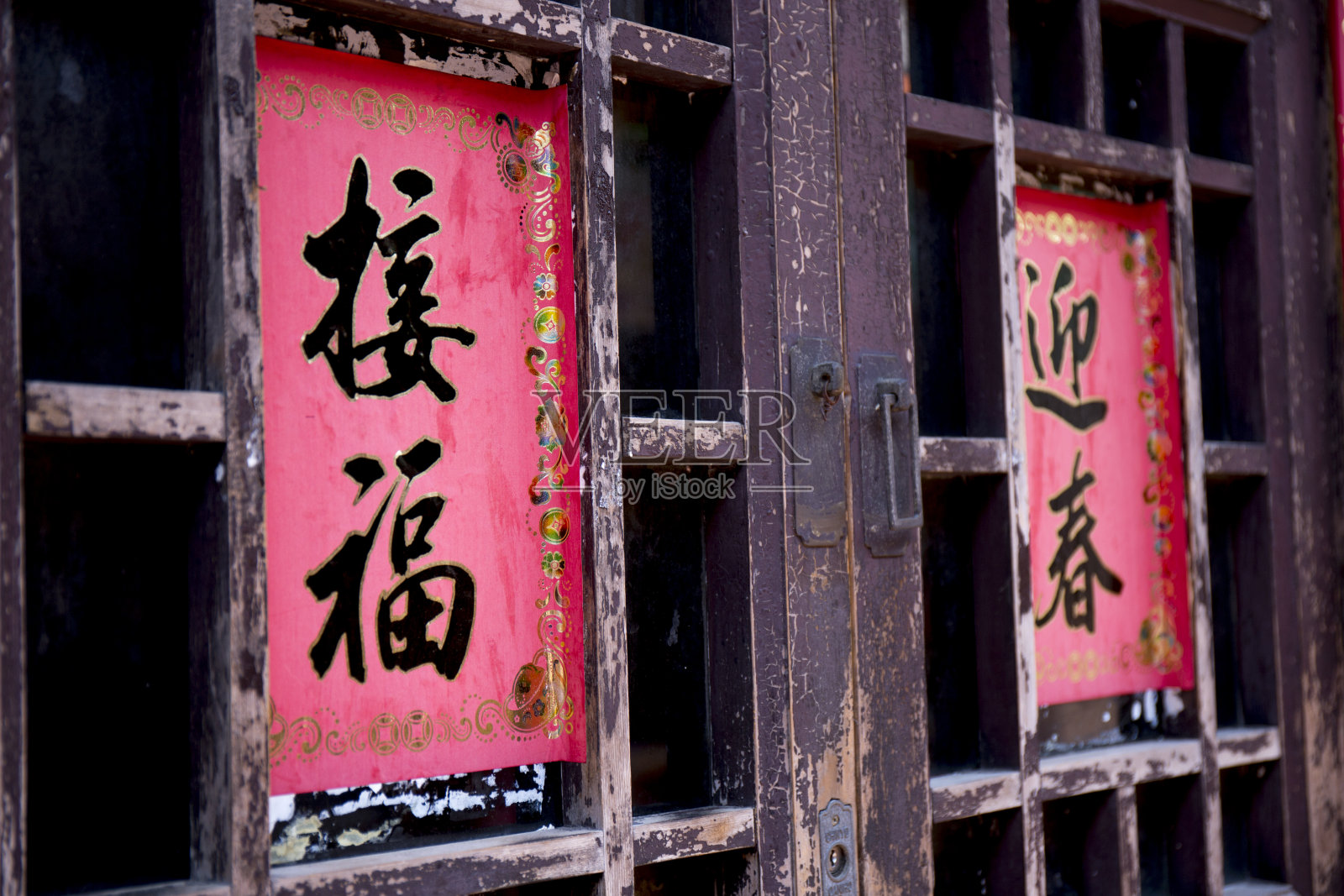 中国传统的门口贴春联照片摄影图片