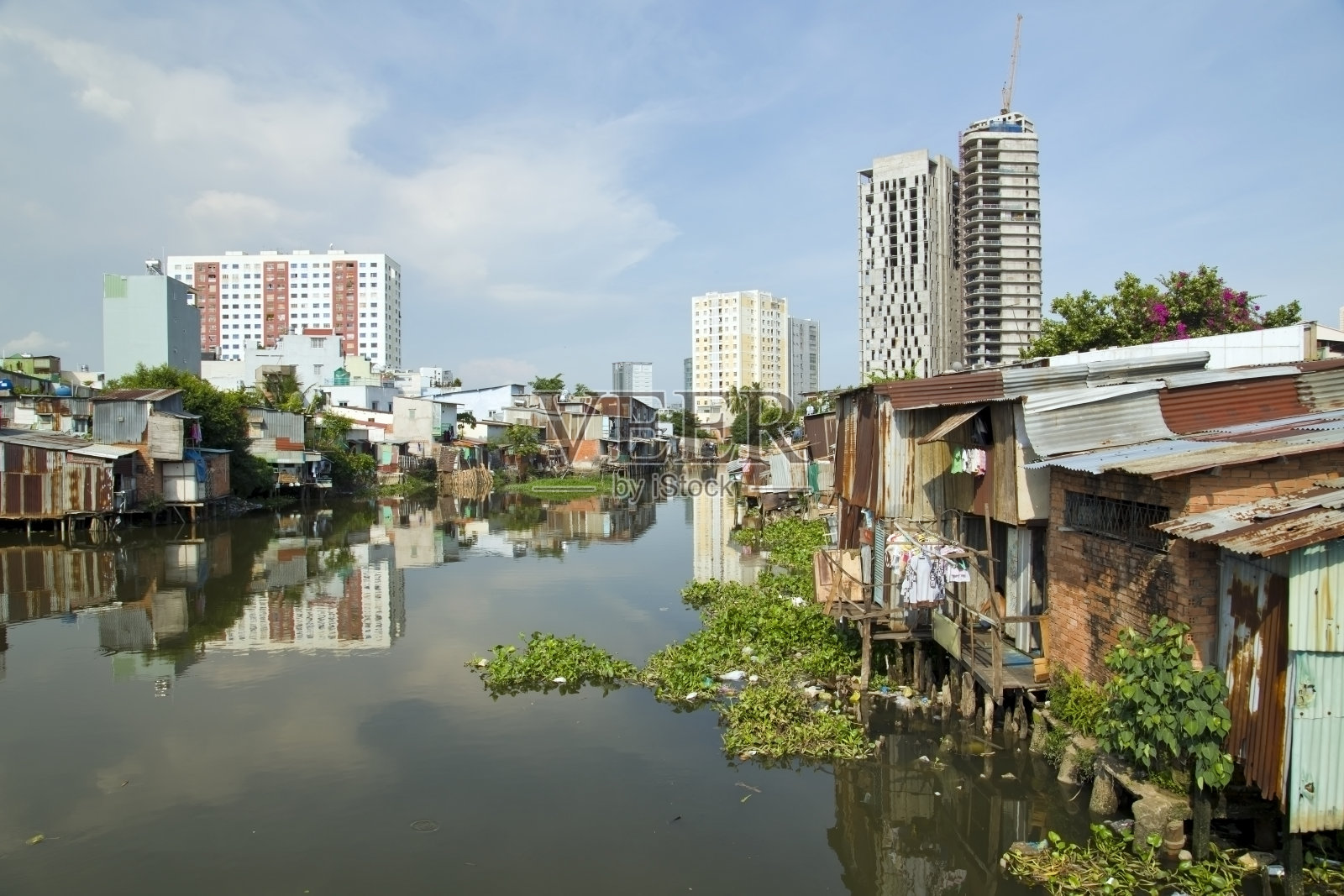 越南西贡，胡志明市河边的贫民窟照片摄影图片