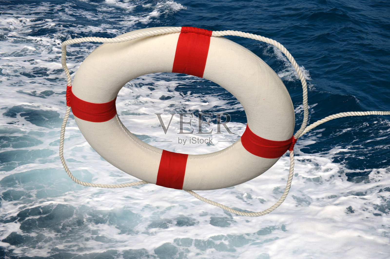 救生衣落在汹涌的水面上照片摄影图片